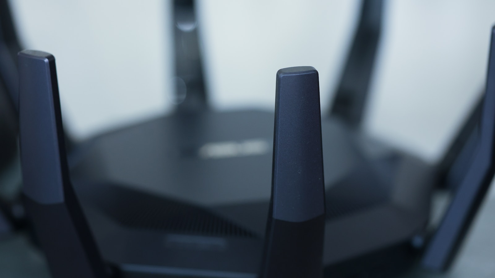Moderner WLAN-Router für Glasfaser und Heimnetzwerk