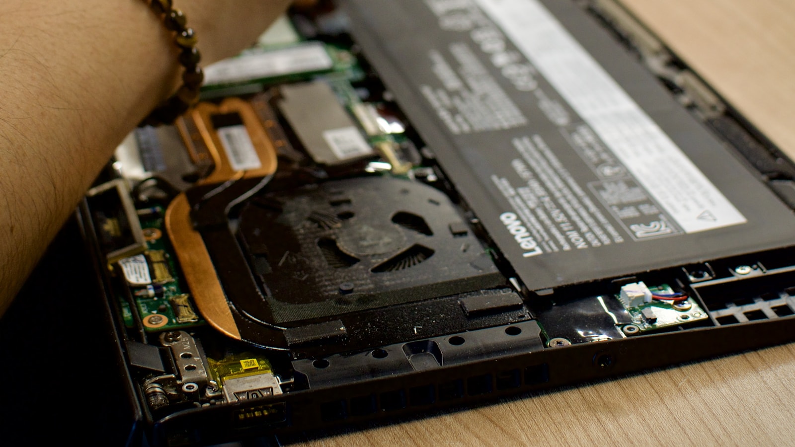 Geöffneter Laptop bei einer professionellen Reparatur